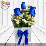 CAJA 3 ROSAS AZULES, FOLLAJE Y 4 BOMBONES
