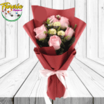 RAMO DE 5 ROSAS, 3 BOMBONES FERREROS ROCHER Y LINDA ENVOLTURA