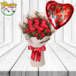 RAMO 13 ROSAS CON ELEGANTE ENVOLTURA Y GLOBO