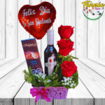 BASE CON TOQUE FLORAL 3 ROSAS VINO 375ML CHOCOLATE BELGIA Y GLOBO