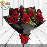 RAMO BUCHON SAN VALENTIN 12 ROSAS IMPORTADAS, FOLLAJE Y LINDA ENVOLTURA