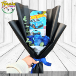 RAMO 3 ROSAS AZULES Y 1 AUTO HOT WHEELS