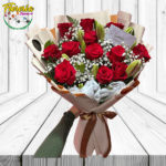 RAMO 12 ROSAS 5 LILIUM CON ILUMINACION Y ELEGANTE ENVOLTURA