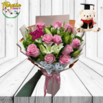 RAMO 10 ROSAS 4 LILIUM , FOLLAJE, ELEGANTE ENVOLTURA, PELUCHITO LLAVERO GRADUACION Y TOPPER