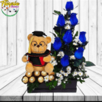 ARREGLO GRADUACION 8 ROSAS AZULES, PELUCHE DE 25CM Y 7 BOMBONES