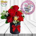 BOX DE 5 ROSAS, 1 BOMBON, FOLLAJE Y GLOBO