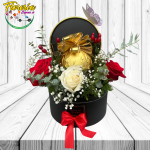 BOX DE 3 ROSAS, FOLLAJE Y BOMBON GRANDE AL MEDIO