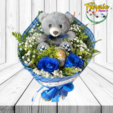 RAMO 2 ROSAS AZULES, GYPSOPHILA, PELUCHE 20CM Y 3 BOMBONES FERREROS ROCHER