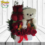 CAJA RECTANGULAR DE 11 ROSAS, PELUCHE DE 20CM Y FOLLAJE