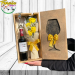 CAJA DE MADERA CON LINDO RAMO 4 ROSAS ETERNAS VINO 750ML Y COPA