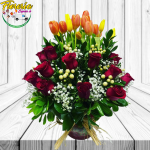 RENACER DE 20 TULIPANES RODEADO DE 15 ROSAS NATURALES SOSTENIDA DE UNA PECERA DE VIDRIO