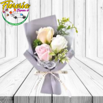 RAMO CON 3 ROSITAS ETERNAS