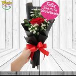 ROSA ARREGLADA CON FOLAJE Y TOPPER DEL DIA DE LA SECRETARIA