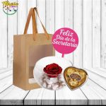 BOLSA VISORA CON ROSA PRESERVADA EN PECERA, BOMBONES CORAZON, TOPPER FELIZ DIA DE LA SECRETARIA