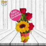 ARREGLO DE 3 ROSAS, 1 GIRASOL, TOPPER FELIZ DIA DE LA SECRETARIA