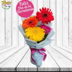 RAMO 3 GERBERAS, 1 ROSAS, ENVOLTURA Y TOPPER