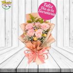 RAMO 5 ROSAS, 4 BOMBONES FERREROS ROCHER Y TOPPER DIA DE LA SECRETARIA