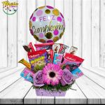 BOX DE ROSAS, GERBERAS, DULCES Y GLOBO