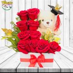 ARREGLO PARA LA GRADUADA MAS HERMOSA 10 ROSAS Y PELUCHE 25CM