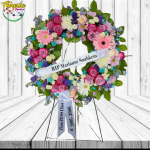CORONA DE CONDOLENCIA SURTIDA DE FLORES  DE 50 CM CON ATRIL Y CINTA