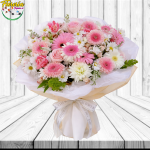 RAMO BUCHON PINK DE 12 GERBERAS, 3 TULIPANES, 6 ROSAS, MARGARITAS Y FOLLAJE