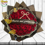 RAMO BUCHON DE 50 ROSAS, CINTA PERSONALIZADA, MARIPOSAS Y LACITO