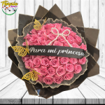 RAMO BUCHON DE 50 ROSAS ROSADAS, CINTA PERSONALIZADA, MARIPOSAS Y LACITO