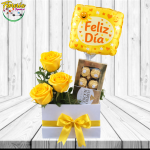 CAJA RECTANGULAR FLORES AMARILLAS DE 3 ROSAS, BOMBONES Y GLOBO FELIZ DIA