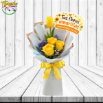RAMO DE 3 ROSAS, 1 TULIPAN Y TOPPER FLORES AMARILLAS