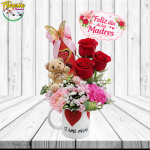 SOPRENDE A MAMA: TAZA CON 3 ROSAS, PELUCHITO, BOMBONES HEART X4, FLORES DE TEMPORADA Y TOPPER