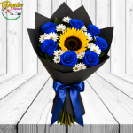 RAMO 7 ROSAS AZULES, GIRASOL, MARGARITAS Y ENVOLTURA