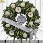 CORONA CONDOLENCIAS CON 8 ROSAS, 3 GERBERAS, 4 LILIUM, MARGARITAS, CINTA Y LOGO O FOTO