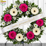 CORONA FUNEBRE CON 5 ROSAS FUCSIA, 4 GERBERAS, MARGARITAS, CINTA