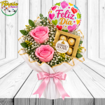 ARREGLO PINK FELIZ DIA: 2 ROSAS, FERREROS ROCHER X4 Y GLOBITO